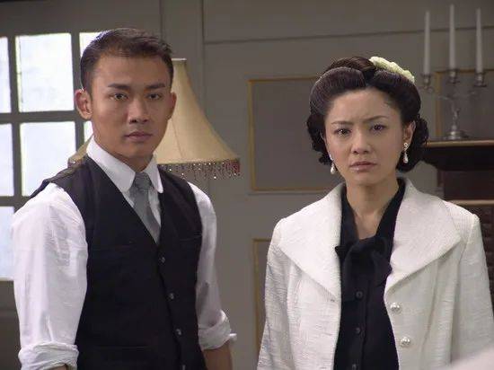 原创倒追小2岁丈夫放弃事业3年生2子当众痛哭后悔结婚如今怎样