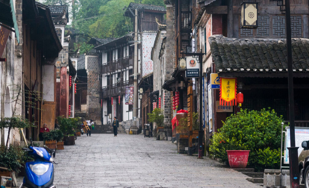 湖南这个小镇,"一脚踏三省",媲美凤凰古镇,而且游客不多_边城镇_文化