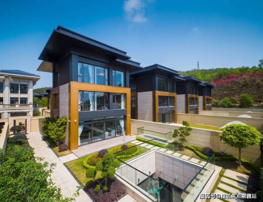 里,春夏可以赏花,野餐;秋冬静观落叶飘落,或是在庭院里围炉煮茶,烧烤