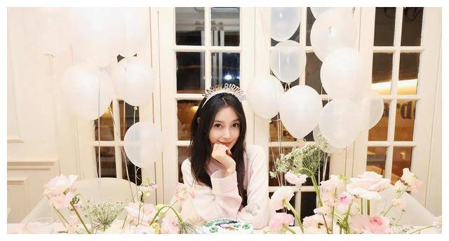 原创angelababy庆祝生日与父母同框是否整容成焦点