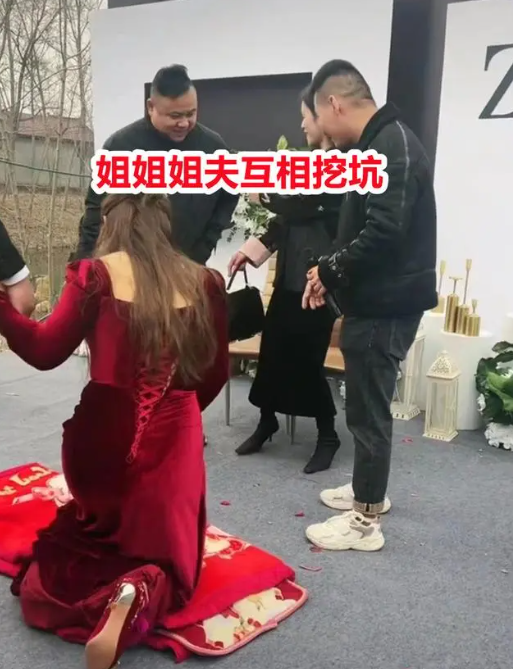 弟弟结婚,姐姐姐夫台上互相挖坑场面搞笑,新娘子甜美可人很配合_婚礼