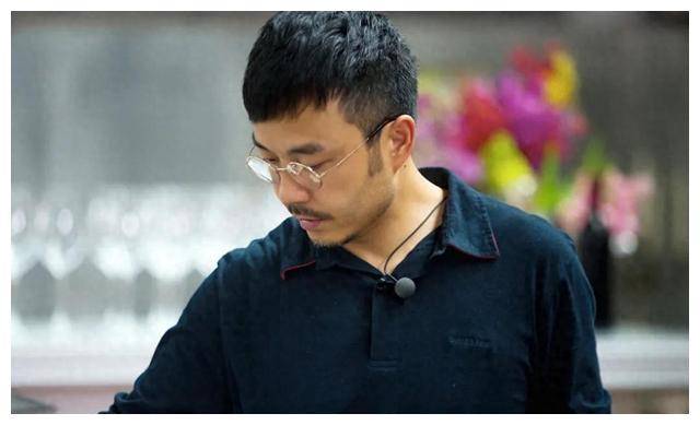 原创50岁汪涵近照清爽发型时尚装扮街头串串自然亲民