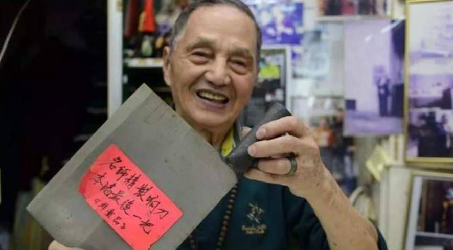 原创香港刀王磨一把菜刀一千元漫天要价顾客希望早点排上号