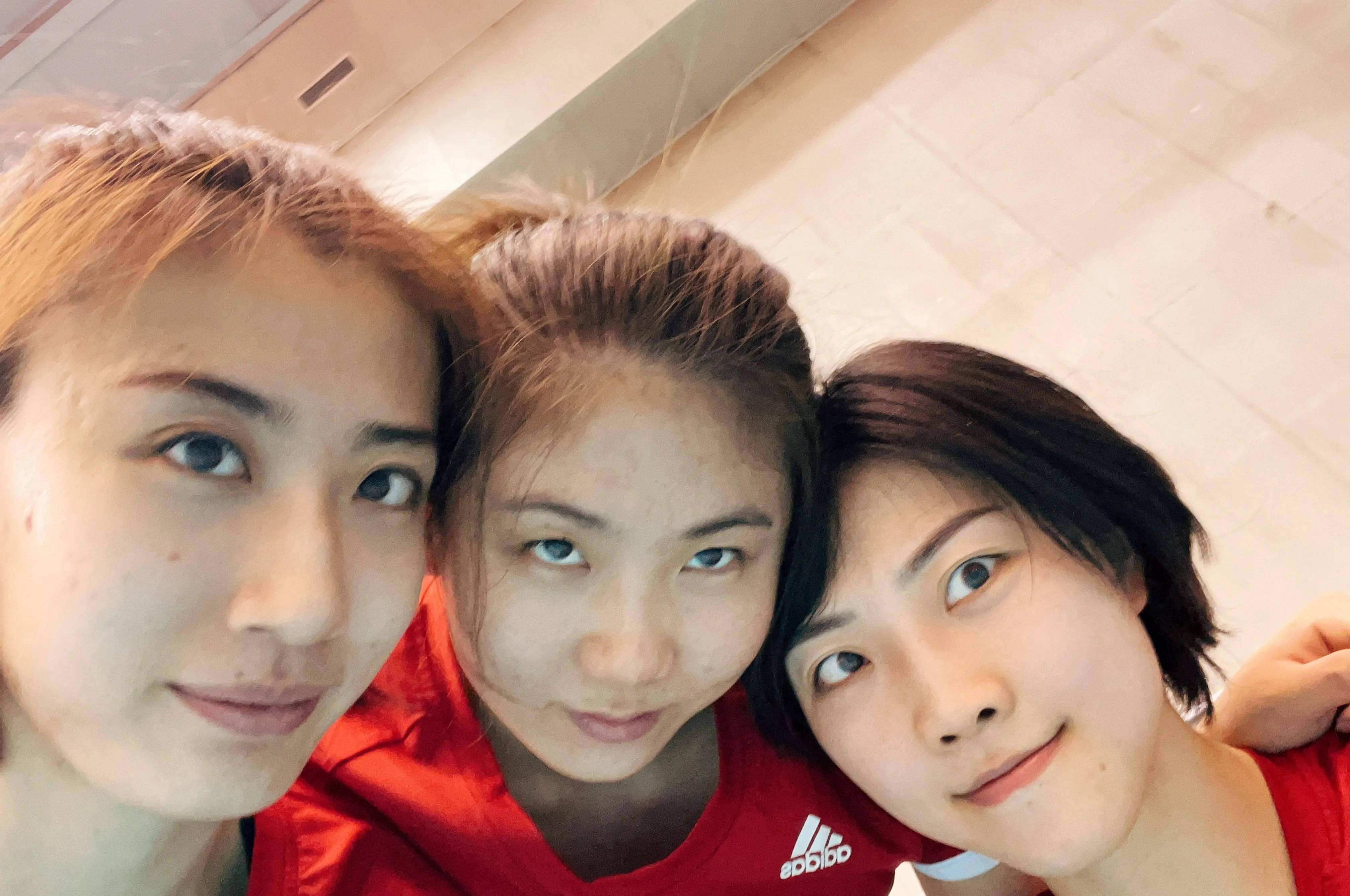 原创女排最新合照曝光美女接应缺席引发猜测李盈莹低调站后排