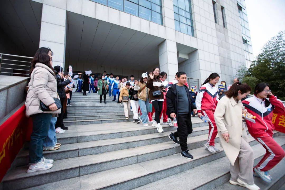 原创让榜样成为一种力量鼓楼区这所初中百日誓师走进东南大学