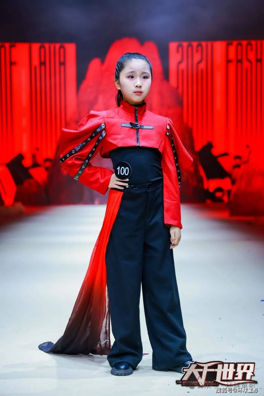 凌淼洁任铂蕾肖霖瑞红与黑的相遇碰撞出精彩的火花小超模们在舞台上