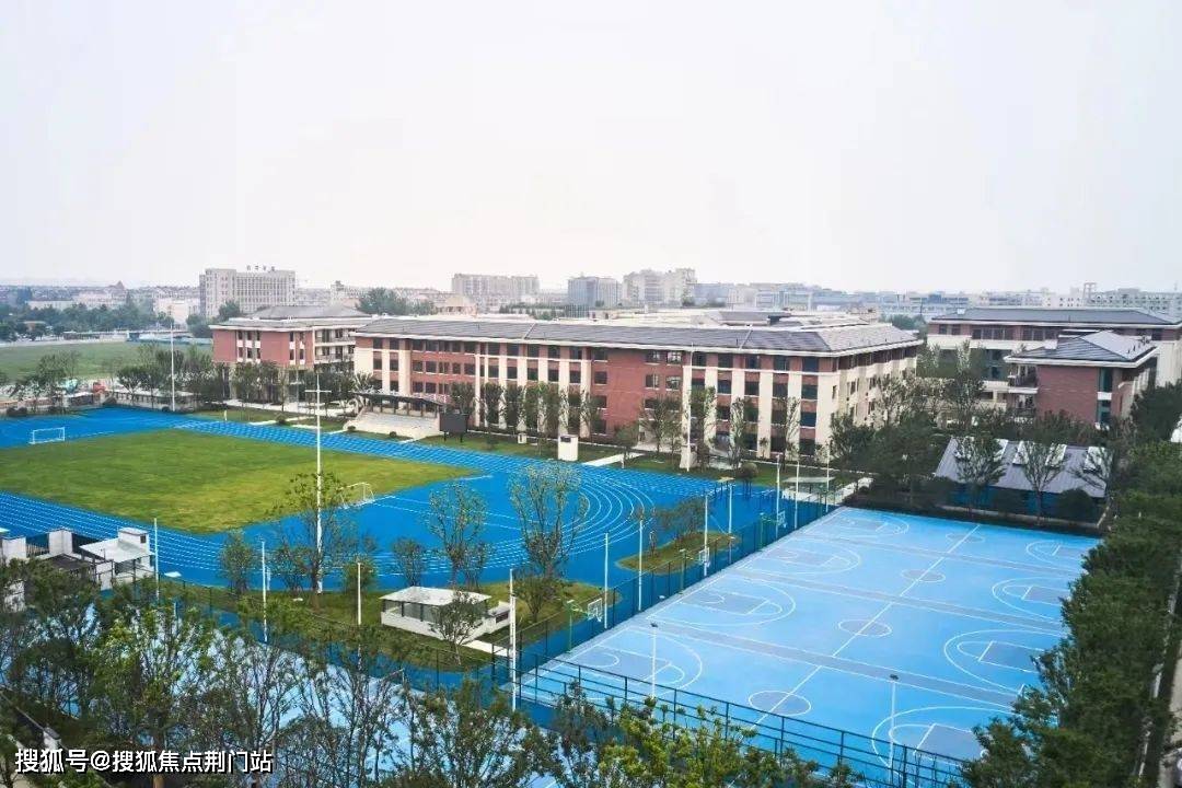 汀桂里东北直线约500米,就是在建的杭州高中临平分校;西北方向紧邻的