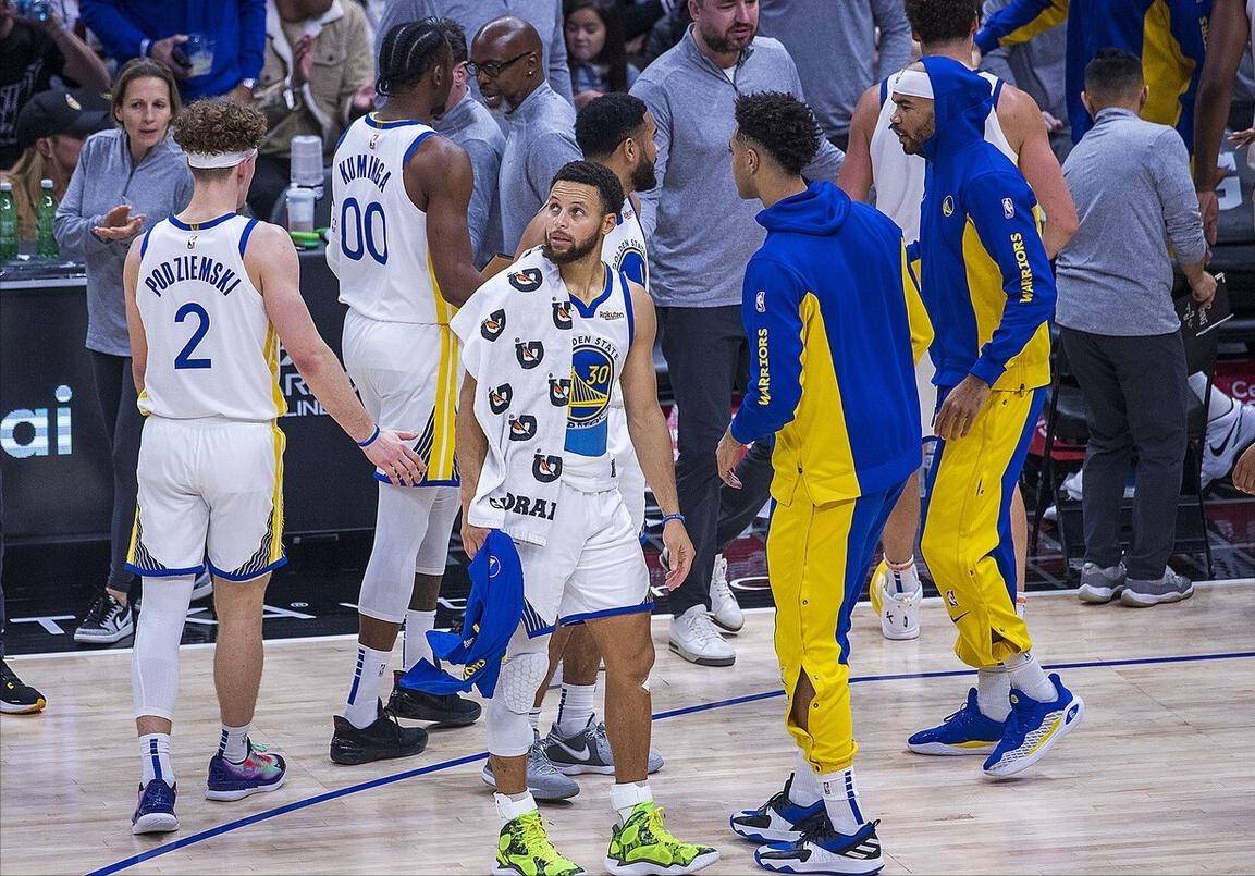 原创3500万重签勇士库里因你而倒下整个金州都在为你负重前行