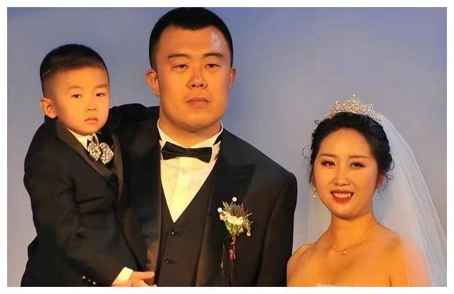 韩德君家庭近照儿女双全身高抢镜空姐妻子美若仙