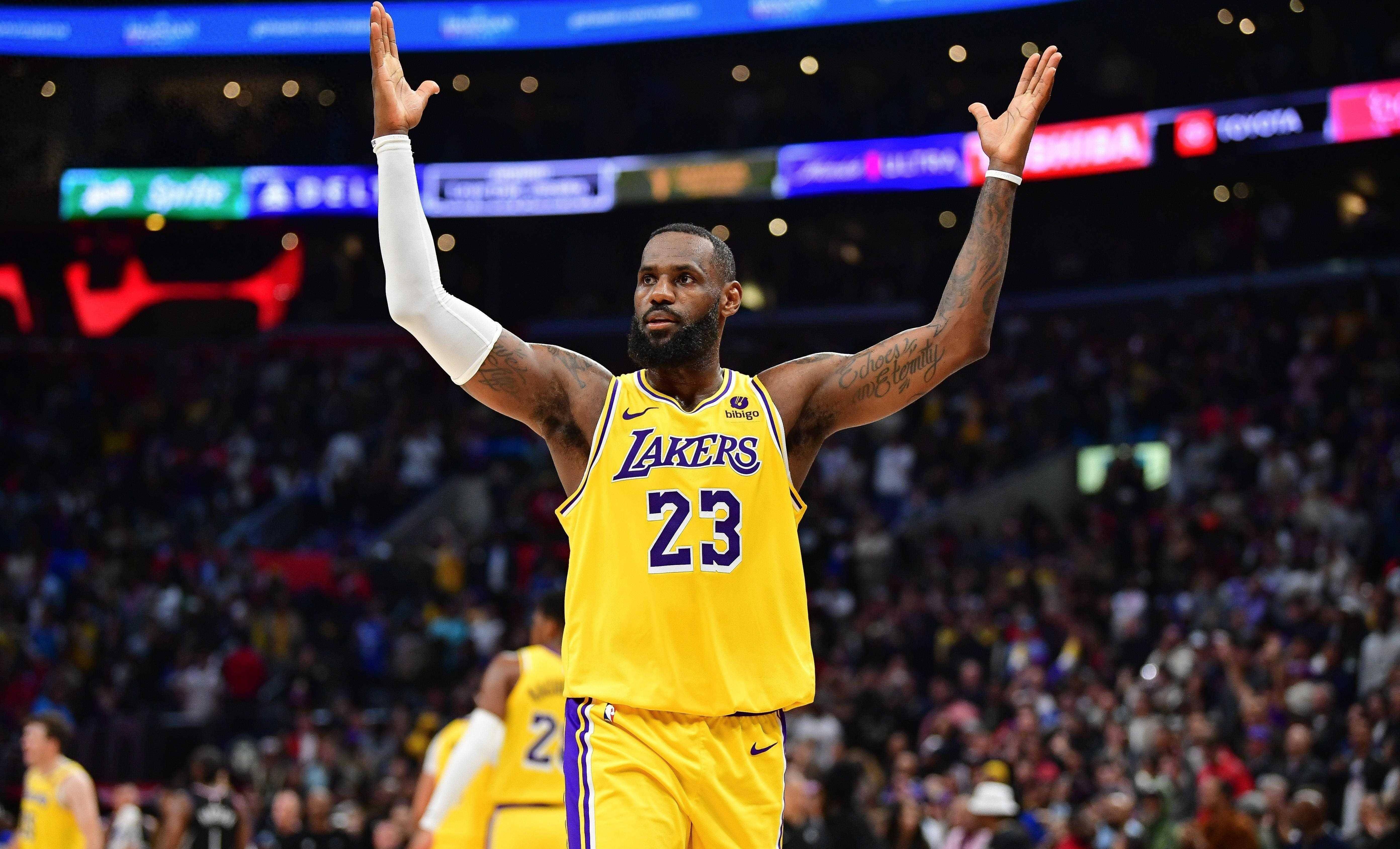 原创詹姆斯23岁28岁33岁分别拿到1万2万和3万分39