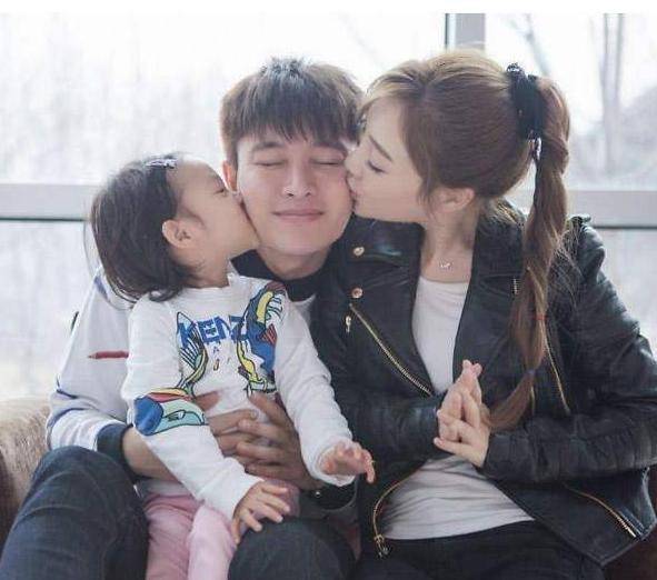 而因为李小璐不忠诚事件的影响,贾乃亮的事业一度达到低谷.