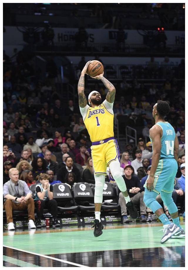 原创拉塞尔风光三分神准如常随手投中魔术现身