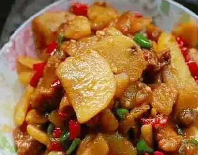 菜名:土豆炒肉片;配料:土豆,瘦肉,青辣椒红辣椒,泡椒,大蒜;特色:酸辣