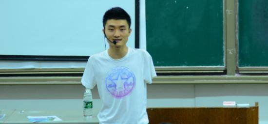 原创10年前用脚高考的无臂状元杨孟衡读完研究生继续为梦远航