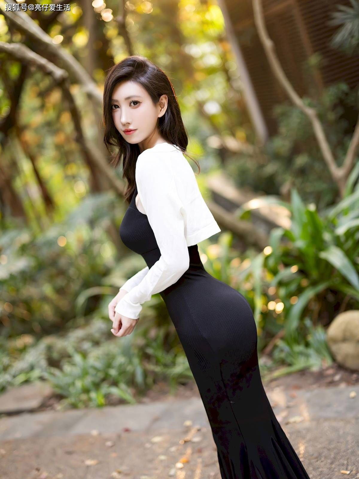 黑白花园:优雅与自然的完美融合_女子_黑色_笑容