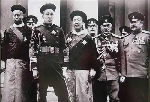 他叫做爱新觉罗·溥侒,是载涛的第3个儿子,载涛是末代皇帝溥仪的叔叔