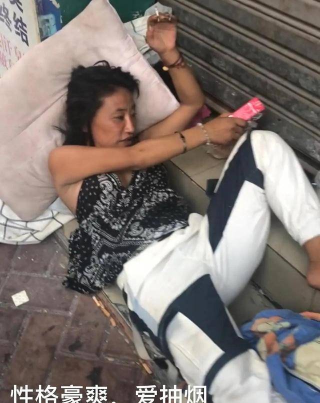 中年妇女叼香烟流浪东莞,睡在街头,网友:"她曾是夜场女高管"_女子