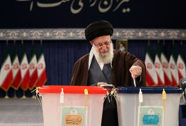 而哈塔米作为前总统,作为一个有影响力的政治人物,他带头不投票,就是