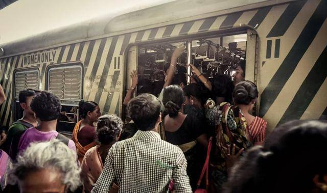 印度火车,网友:这辈子坐过最好的硬座,有水有肉有水果
