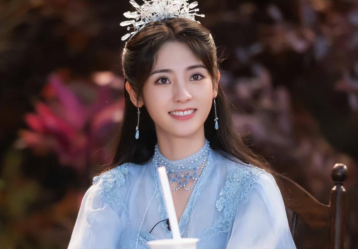 任嘉伦新剧改名躲过了29岁邢菲却被网红出身的她勾住了魂