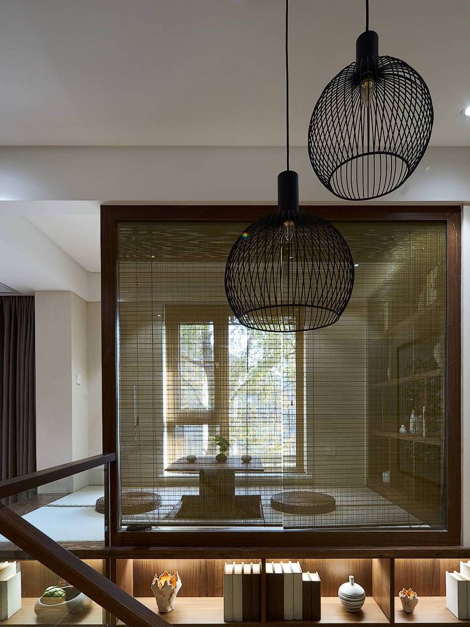 在楼梯处设计师设计了下沉式的榻榻米茶室,墙壁式的博古架设计即增添