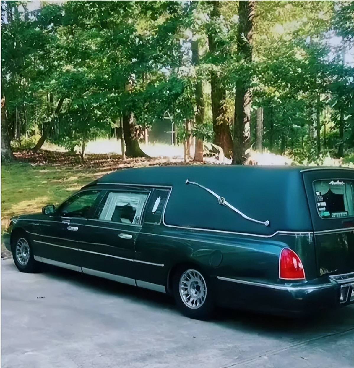 妹子把灵车当成了房车