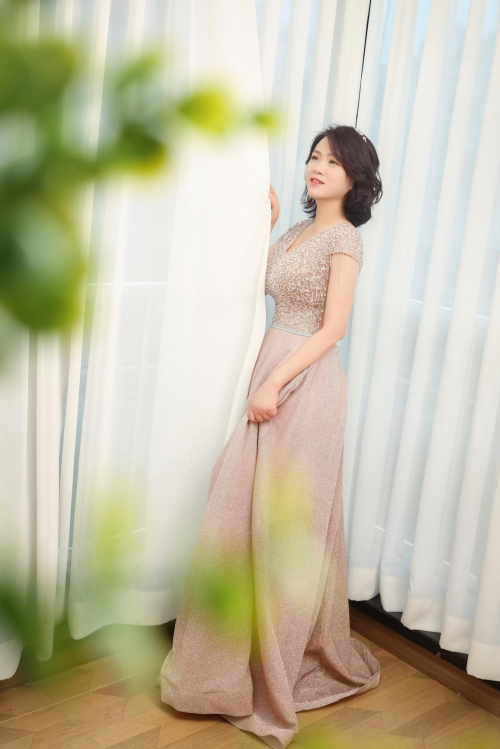 模特安亦端庄大气风格继续为梦想奋斗