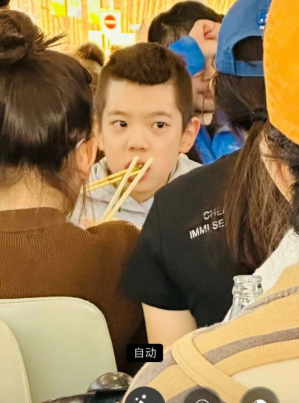 原创霍思燕一家4口被偶遇10岁嗯哼越长越像杜江妹妹丸子头好漂亮