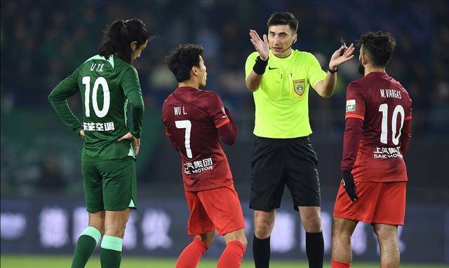 足球裁判标准问题再掀争议,费莱尼条款施行不彰 - 麦麦提江成海港克星
