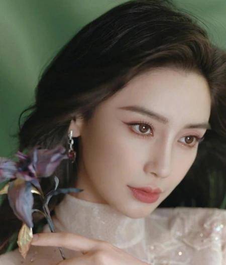 angelababy,娱乐圈的一颗耀眼明星,拥有数以亿计的粉丝.