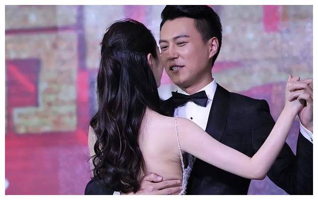 宋轶34岁大胆露背,靳东尴尬无措,网友惊呼谁能抵挡!_演技_时尚_观众