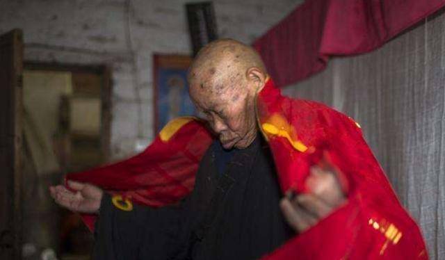 他因菩萨托梦,花费43年时间自建寺庙,一件百衲衣穿到80多岁_释觉_生活