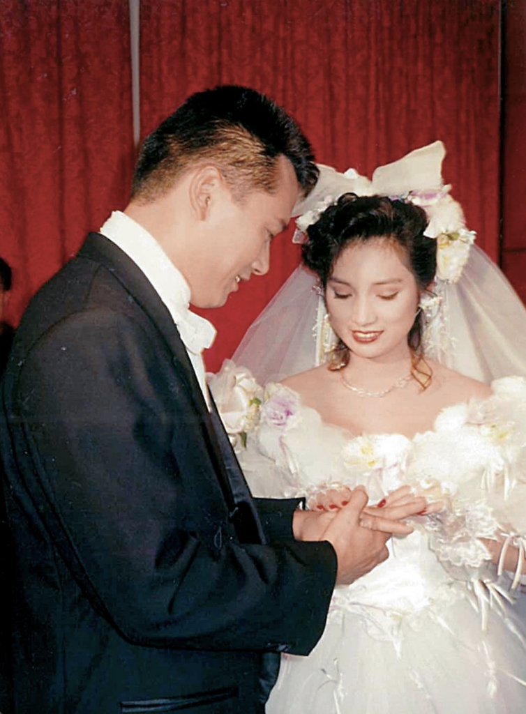 苗侨伟与戚美珍在1990年结婚,迄今为止已经34年,如果再算上两人相识的