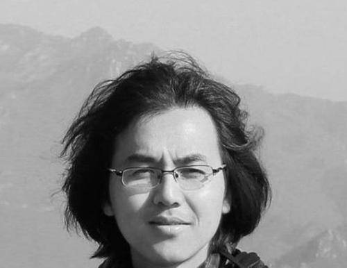 一颗被咬过的"草莓"卖出20万,放大10倍后看,才发现物超所值_周松_写实