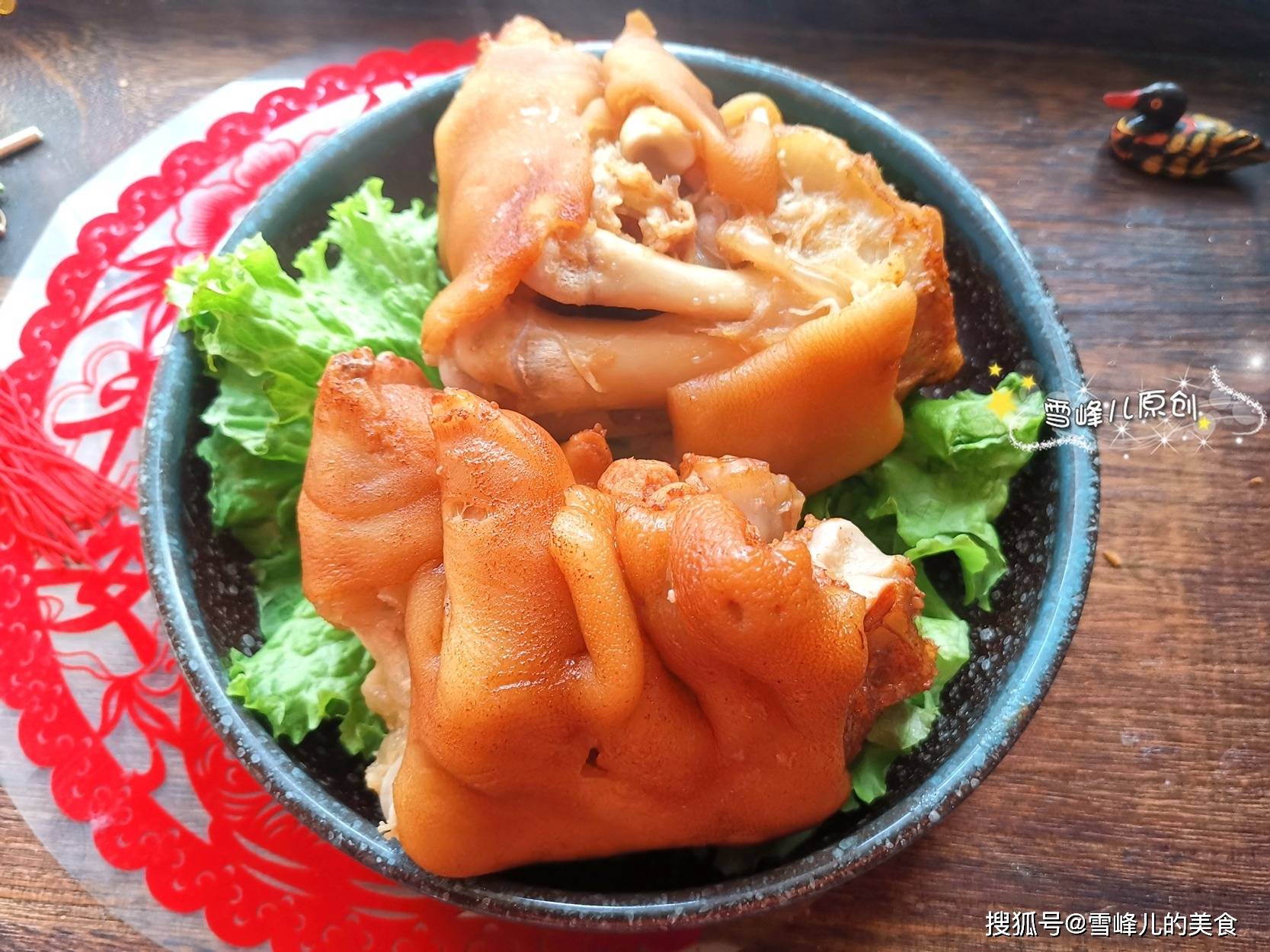 【卤猪蹄的做法】食材:猪蹄4只,八角,花椒,香叶,小茴香,白芷,冰糖