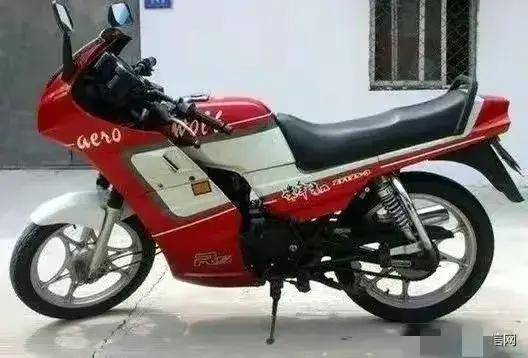 独立后减震等更高配置的豪华型摩托车,cb125t(本田