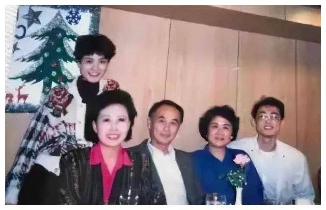 分手单身,56岁未婚,王菲和王戈的人生之旅宛如一幅沉痛的画卷,深深