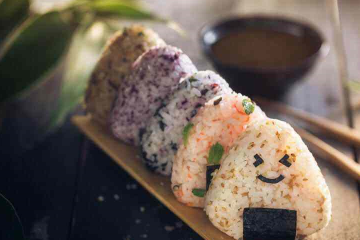 原创日本又出新技能可以吸着吃的饭团吃货这操作666