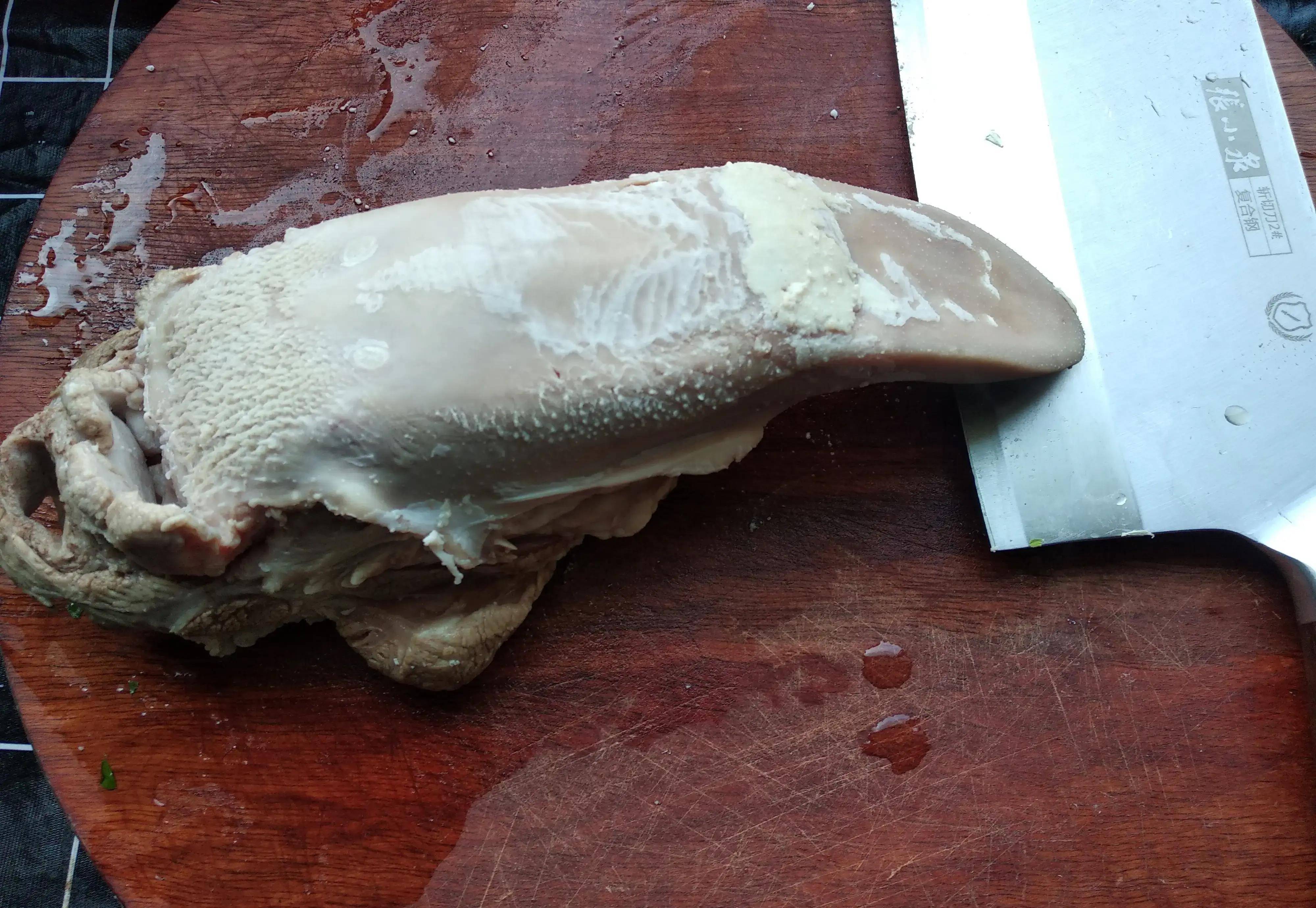 盐和干辣椒,煮出香味后下入猪舌头,用小火卤煮至猪舌头软烂,用筷子
