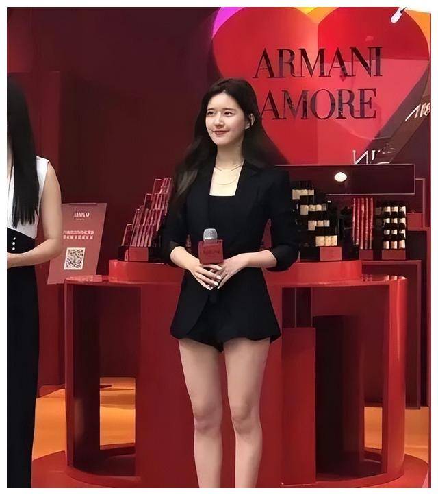 25岁赵露思抹胸装尽显甜美性感身材完美贴合