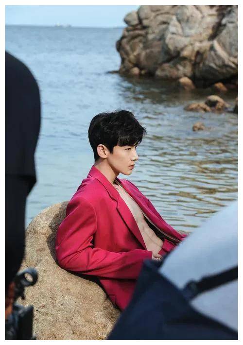 白敬亭宣布退出乐本文化,乐本影视开启全新篇章,引发热议.