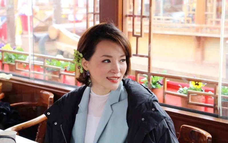 原创董卿低调现身自然博物馆与儿子共享亲子时光网友呼唤复出主持