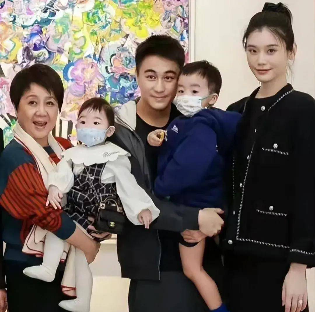 明显是要把奚梦瑶培养成何猷君的左膀右臂,也进一步能说明四太梁安琪