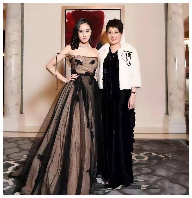 梁安琪,五子之母,何超欣超然家族,幸福宁静,自得其乐.