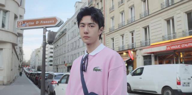 王一博代言鳄鱼后,粉色同款成爆款,从带货王秒变断货王_摩托_上身_大