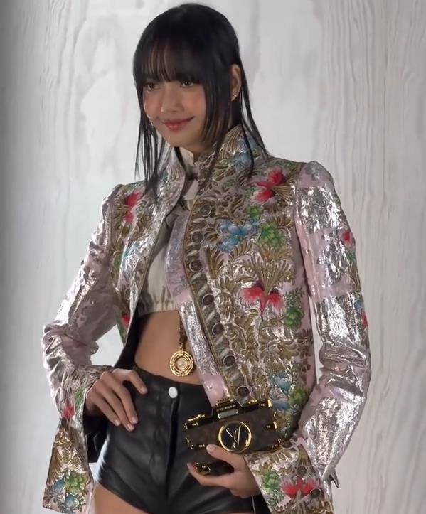 原创巴黎这一天排骨胸大象腿腰臀一体谁露得多谁尴尬