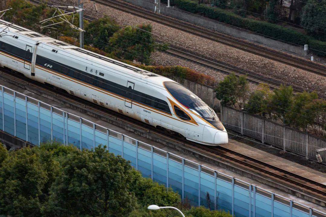 但目前高铁只在济南,滨州,东营段通车,其他城市前往东营需要先坐火车