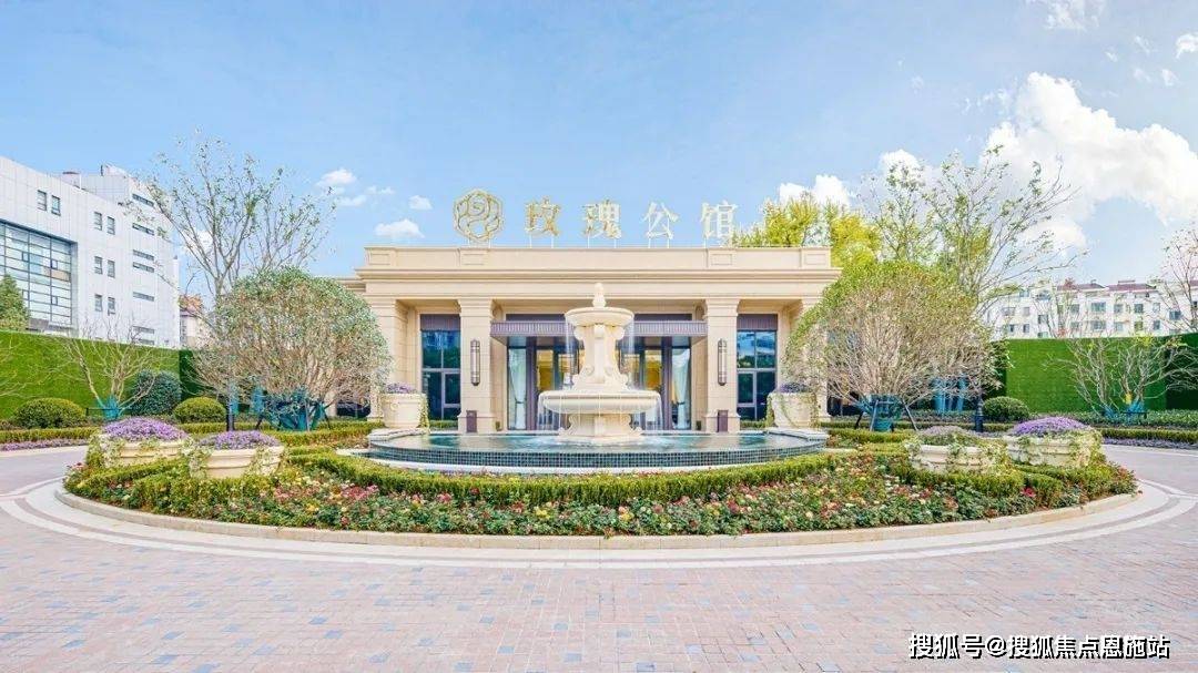 3,玫瑰公馆延续了无锡融创【玉兰系】法式建筑风格,搭配经典的三段式