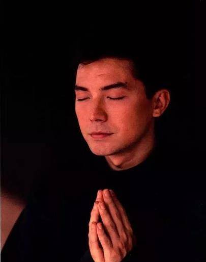 结语如今,已经71岁的尊龙,独自一人留在了温哥华,一个人遛狗,一个人