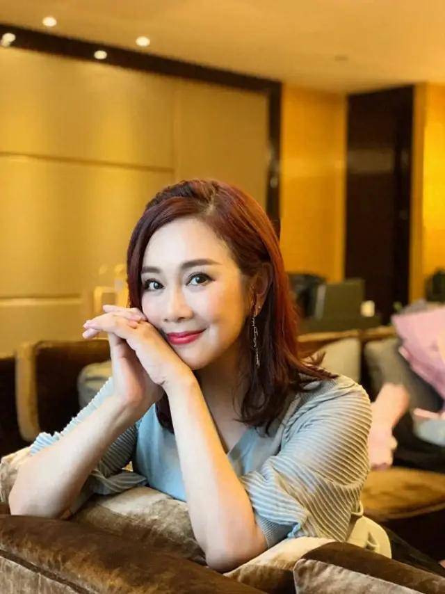 这可是个转折超级大的故事,陈松伶的起点可不是风光无限,她的人生可是